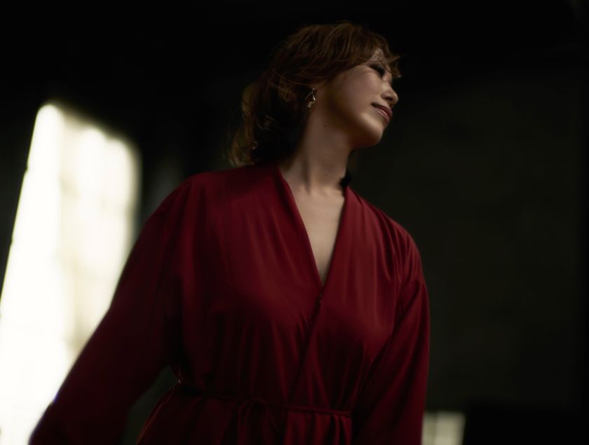 古内東子がプラネタリウムライブのステージに
『LIVE in the DARK w/古内東子』