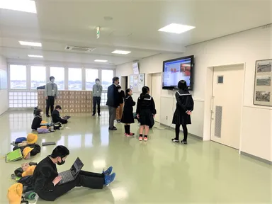 成果発表をする児童