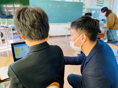 プログラミングを行う児童