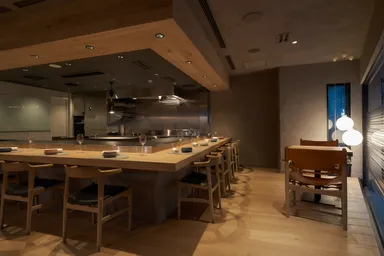 内観 正面カウンター