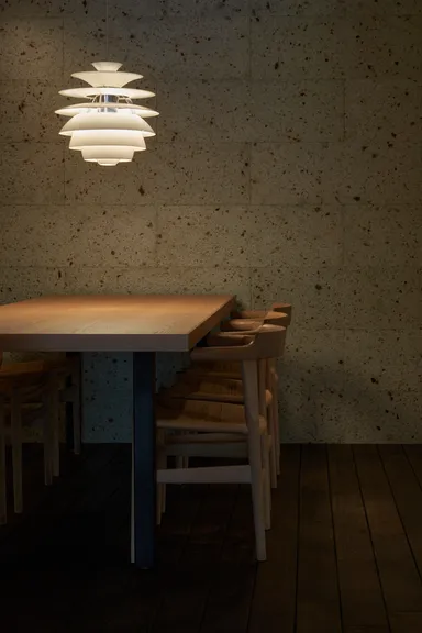 内観 個室 照明 テーブル寄り