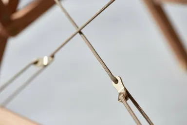 細部：真鍮自在金具とガイロープ