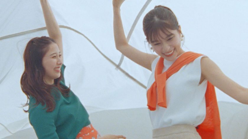 芳根京子＆玉井詩織、
ほぼプライベート！？素の笑顔全開の動画公開。
ドライブデートではしゃぐ姿や、双子コーデ披露！インタビュー動画も。

