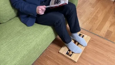 ソファーに座って(GIF)