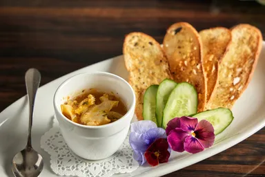 アワビとハワイアンチリペッパーバターのココット　ハニートースト添え