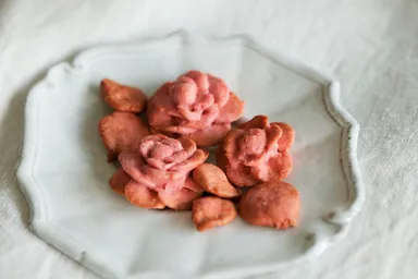 怪談のヒロインがスイーツになりました。『恋色の焼き菓子　お露お嬢様のために』 (C)パティシエ＝宝理彩子　写真＝馬場わかな　スタイリスト＝曲田有子