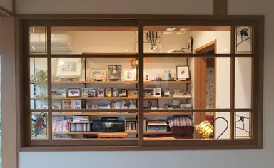 由美子さんのお母様が遺したステンドグラスがあしらわれた工房の仕切り窓