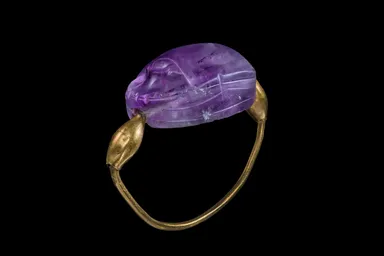 スカラベ 中王国時代、12-13王朝、 紀元前1991-1650　アメシスト、金 国立西洋美術館所蔵　橋本コレクション