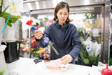 店内で花をセットする様子