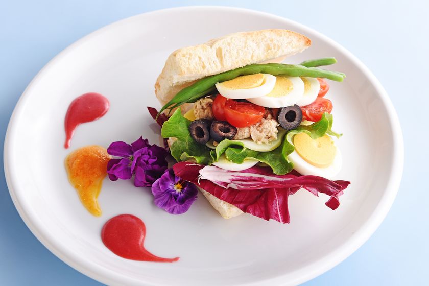 ～ゴールデンウィークのお出かけや母の日のランチに〜
フラワーライフスタイルブランド 
「FLOWERS BAKE & ICE CREAM」
「プラントベースで美味しくヘルシーに」を
テーマにした食べられる花と植物肉を組み合わせた、
プラントベースフードメニューが新登場！
植物肉使用の新メニューの提供、
及び自宅で調理できる植物肉の販売を
５月１日（日）に店頭で開始
