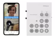 『GO:LIVECAST』のアプリ画面イメージ(左)とコントローラー(右)