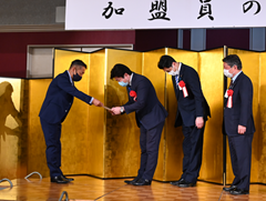 各議員らに要望書提出(左＝田邊理事長)