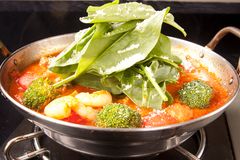ほうれん草の海老トマトクリーム鍋
