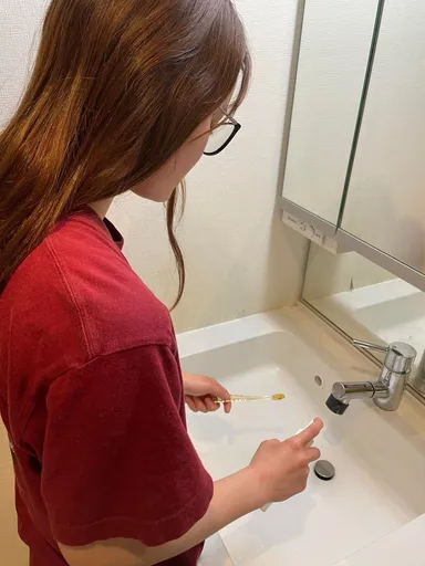 歯ブラシに吹きかけて除菌。