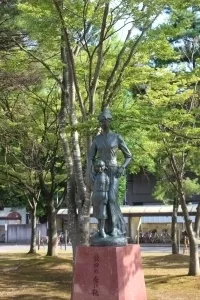 秋田「赤い靴」像