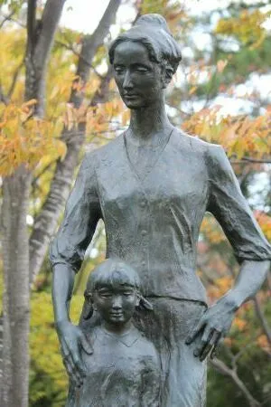 秋田赤い靴像、ハツとミスハリソン