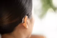 フィリップス ヒアリンク装用　耳かけ型補聴器装用イメージ
