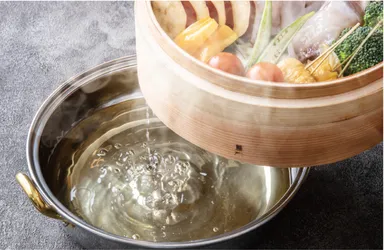 蒸籠から湧き出る黄金色ふぐスープ