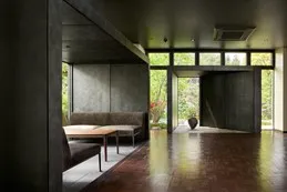 柳氏の造形的・建築的センスが光るロビー兼ギャラリー