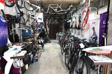 自転車のトンネル 店内