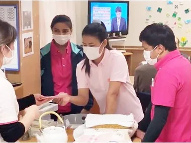 必要事項を伝える職員とネパール人介護士