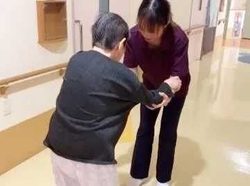 おばあちゃんと一緒に歩行練習