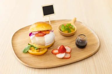 ジーマーミに果物・クリームを添えて