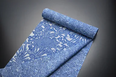 裏表それぞれ染め上げる長板中形は、表と裏で異なる柄を染めることが可能