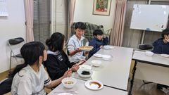 地域の子供たちの試食風景