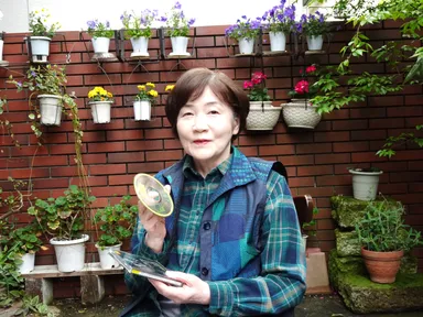 庭にやって来る鳥のさえずりを聞きながら音楽を楽しむてる子さん