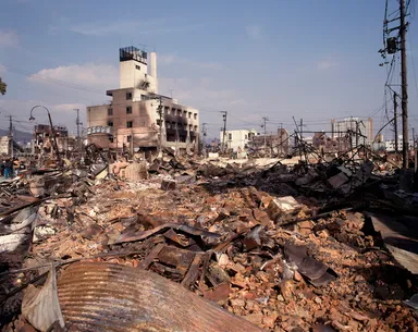 日本では阪神・淡路大震災で九死に一生を得る(家全壊)