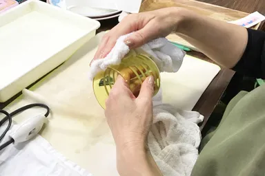 プリントはひとつひとつ手作業で貼り付け