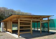 檜原村木材を使い、伝統的な木組みと継ぎで完成した工学院大学テニスコート用レストハウス