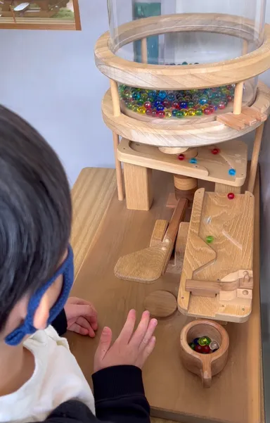 1人分のビー玉を取り出すおもちゃ