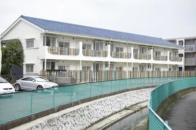 川沿いに佇むユーモラスな外観