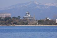 湖上から望む長浜城歴史博物館