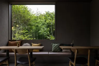 店内から庭を眺められる