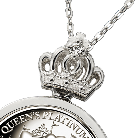 エリザベス女王即位70周年を祝し、純プラチナコインの宝飾ペンダント