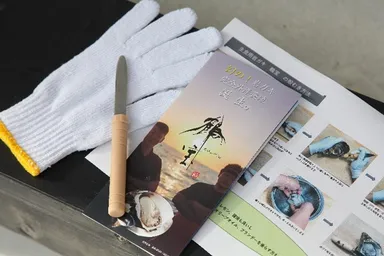 すぐ召し上がっていただけるように、殻のむき方・美味しい食べ方説明書と牡蠣ナイフ、軍手を一緒にお届けします。