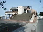 真鶴港に隣接する飲食店「真鶴魚座」では、「岩のいわがき鶴宝」のほか、真鶴の海の幸をお楽しみいただけます。