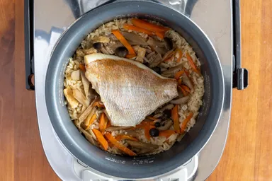 大ぶりな真鯛の半身が入っています