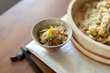 添えられた柑橘が味のアクセントに