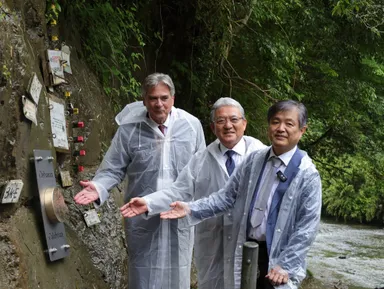 左からスタンリー・フィニーIUGS事務局長、小出市長、岡田教授