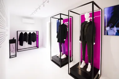 アルファタウリ ミラノサローネ インスタレーション会場内ディスプレー