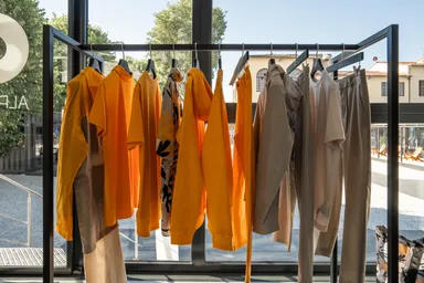 アルファタウリ ピッティーウオモ会場内ディスプレー3