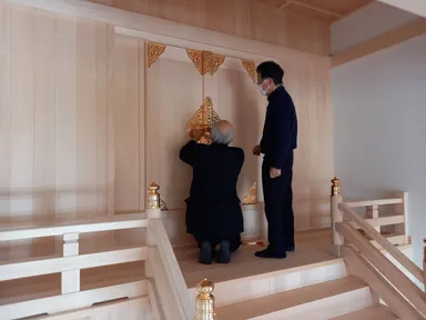 社殿の鍵をあける鍵持ち