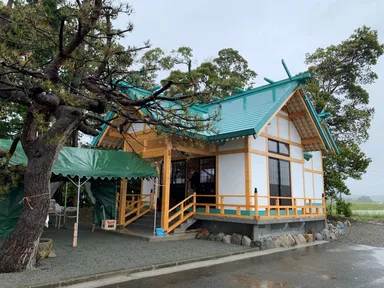 雨の中の社殿
