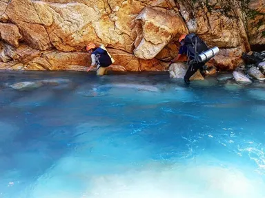 湯俣ブルーの水面