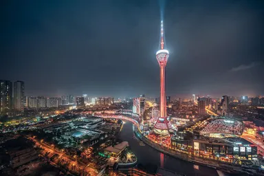 経済成長が著しい四川省の首都・成都市。大型商業施設や金融機関、ハイテク産業関連企業などが集まる