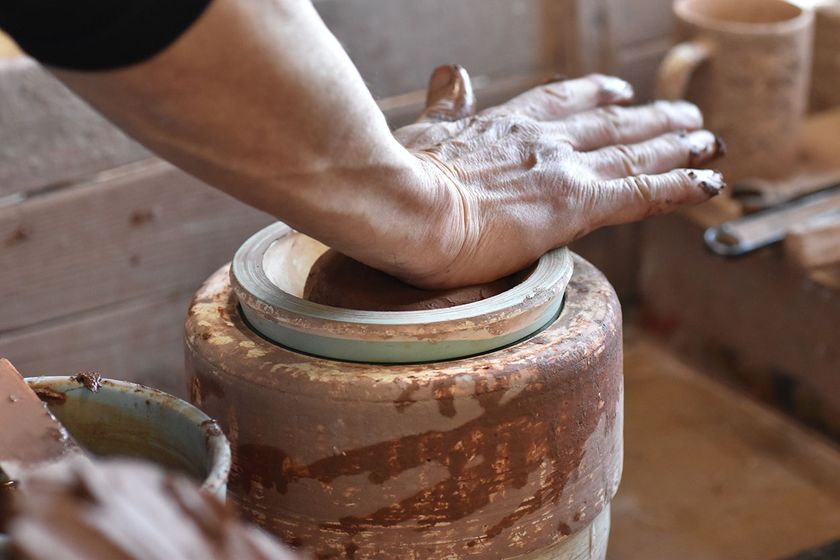 高級料亭で使用される器を家庭でも 希少価値の高い赤土を使用し、職人